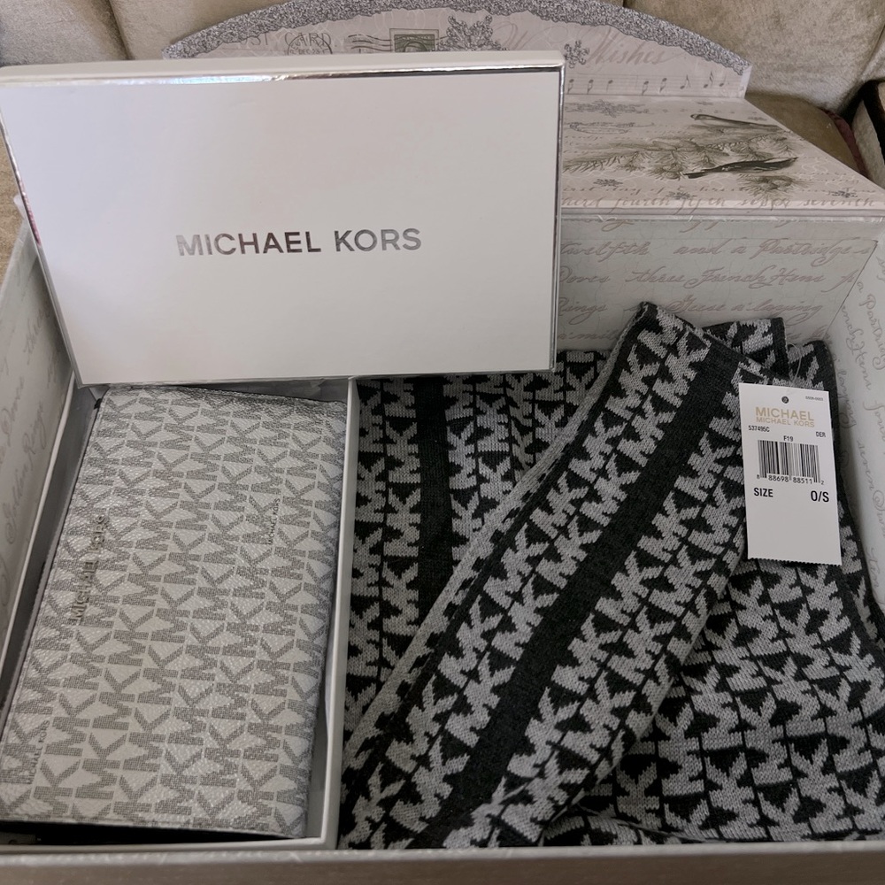 NWT Michael Kors Wallet and Scarf Set